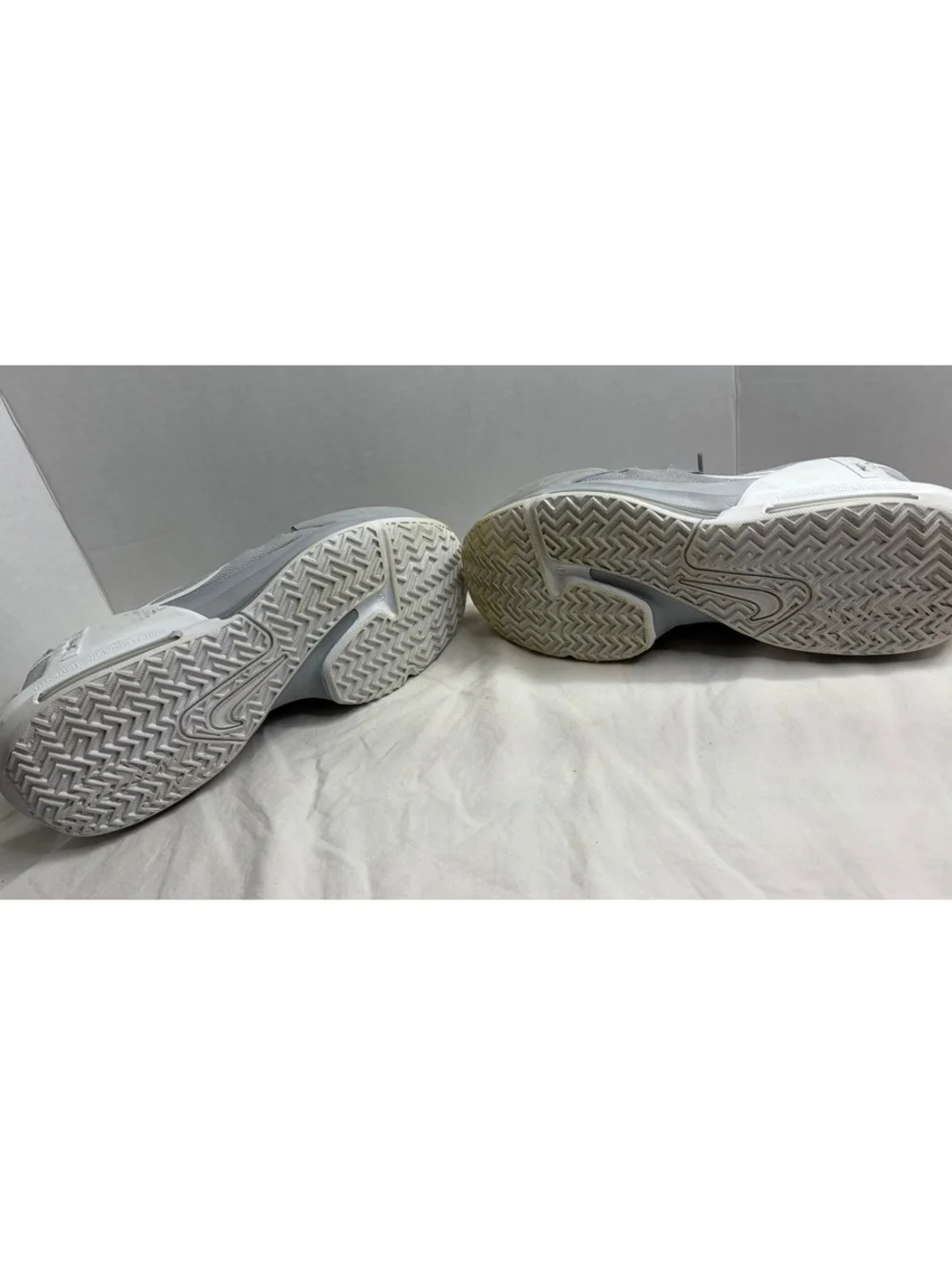 Nike LeBron Witness 8 Basketball Shoes Gray White Men’s 7.5
